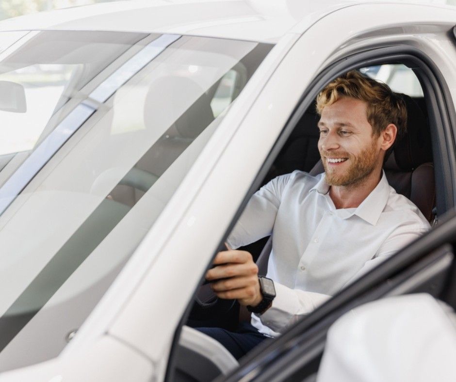 Vīrietis brauc ar ilgtermiņa nomas auto