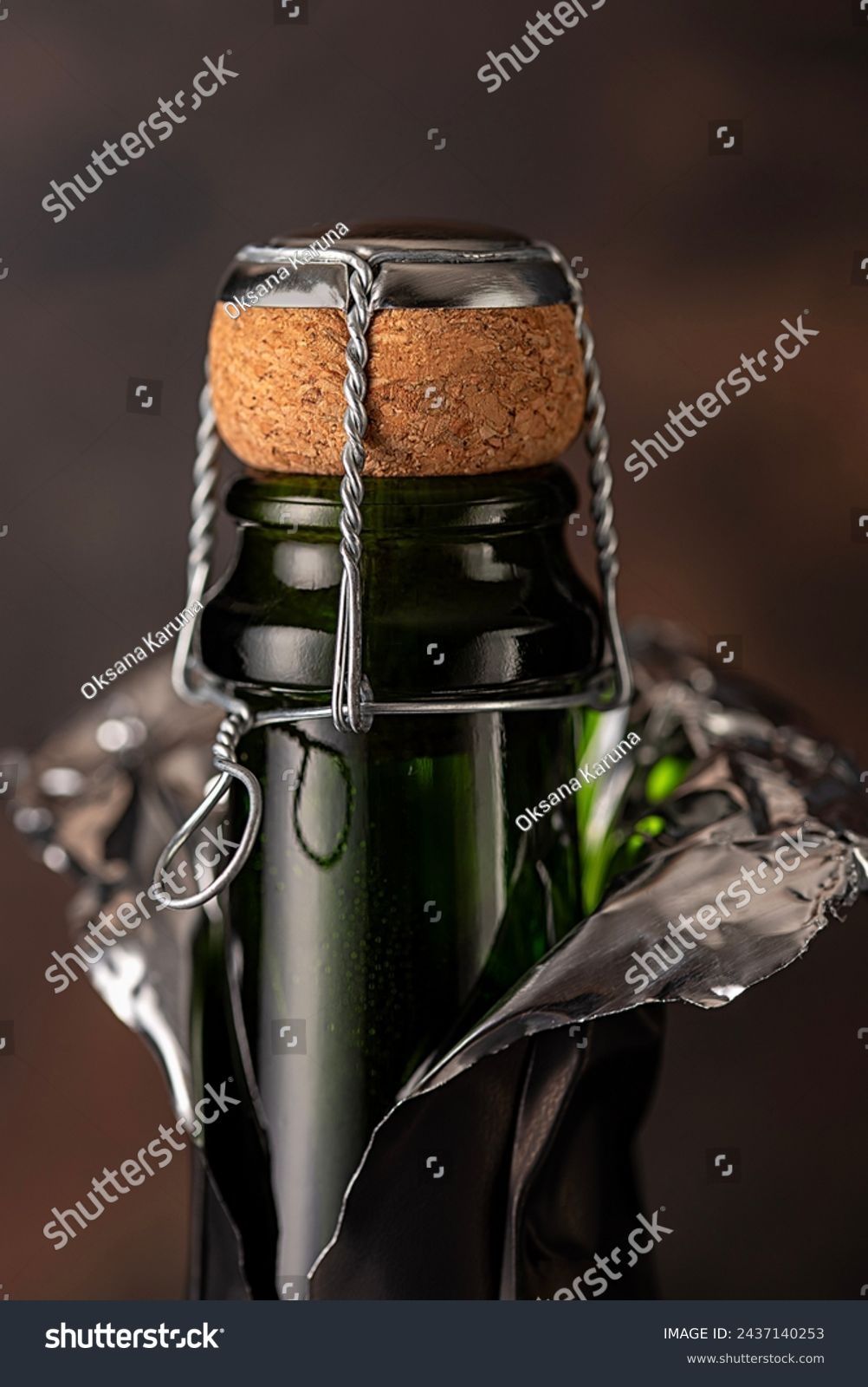 Un gros plan d'une bouteille de champagne avec un bouchon.