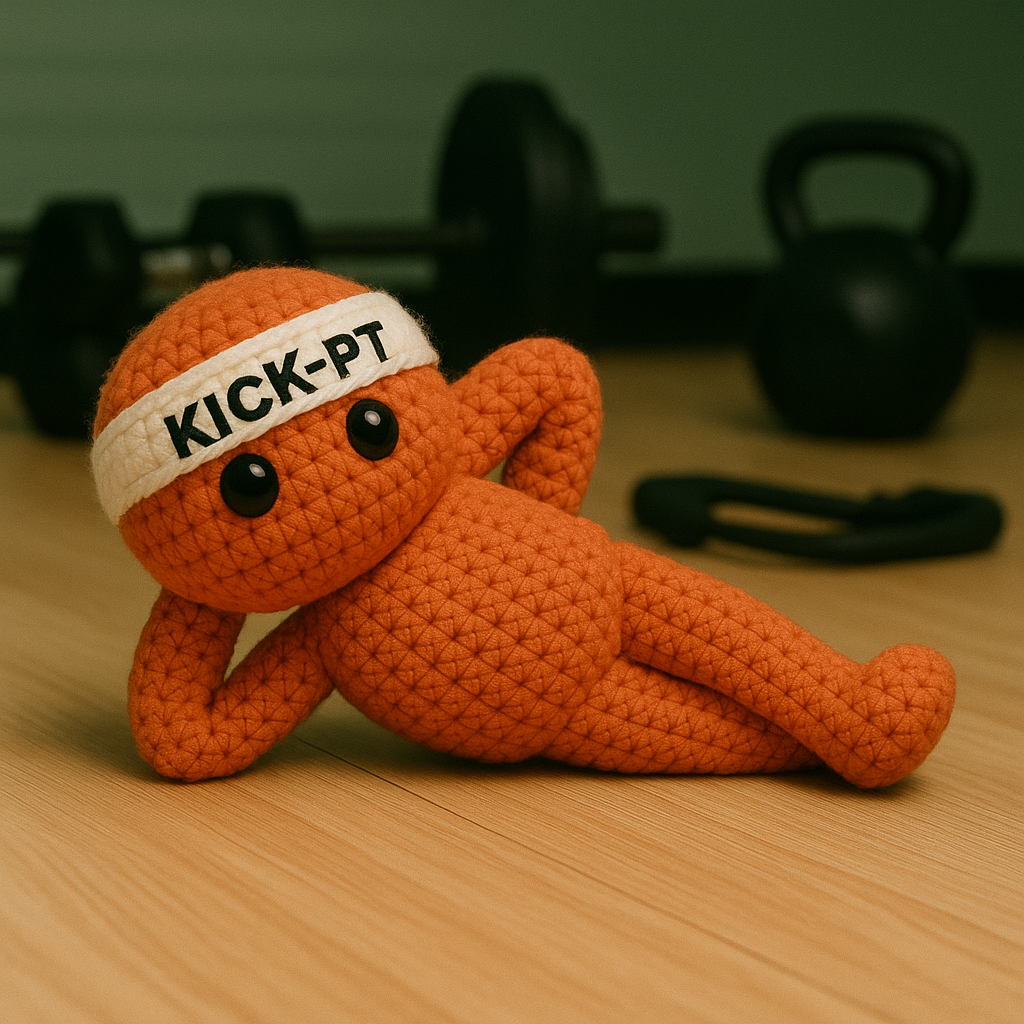 Kick-PT mascotte ontspant op gymvloer tussen kettlebells na een krachttraining