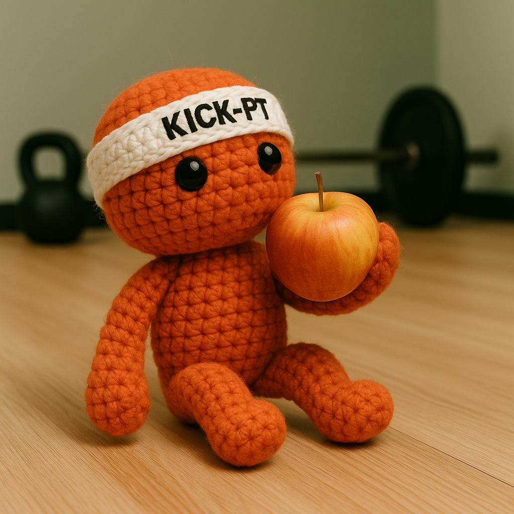 Kick-PT mascotte met gezonde appel in de gym – focus op voeding en beweging