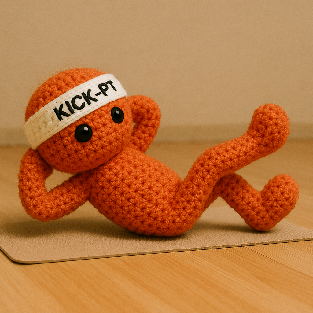Kick-PT poppetje doet sit-up op yogamat als voorbeeld van coretraining voor elk niveau