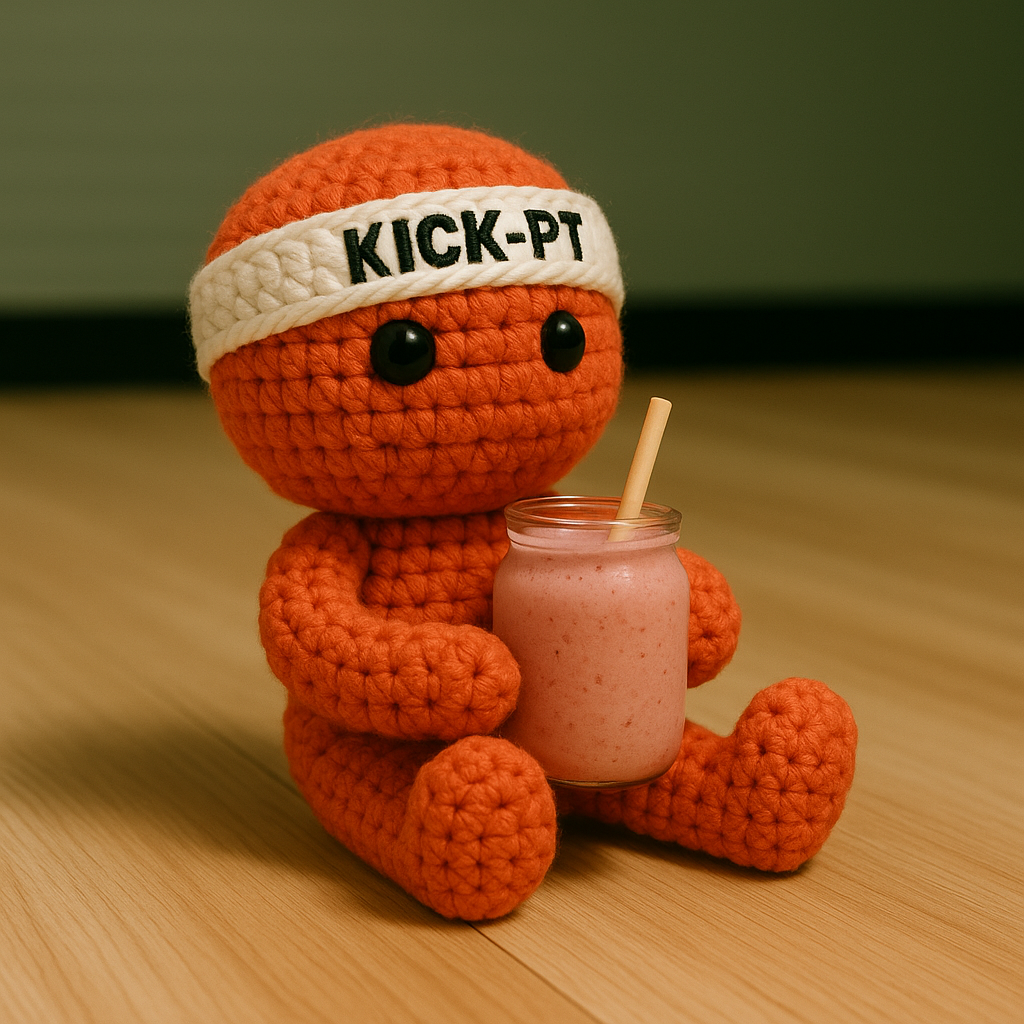 Kick-PT poppetje met smoothie na een training, voor balans tussen inspanning en herstel