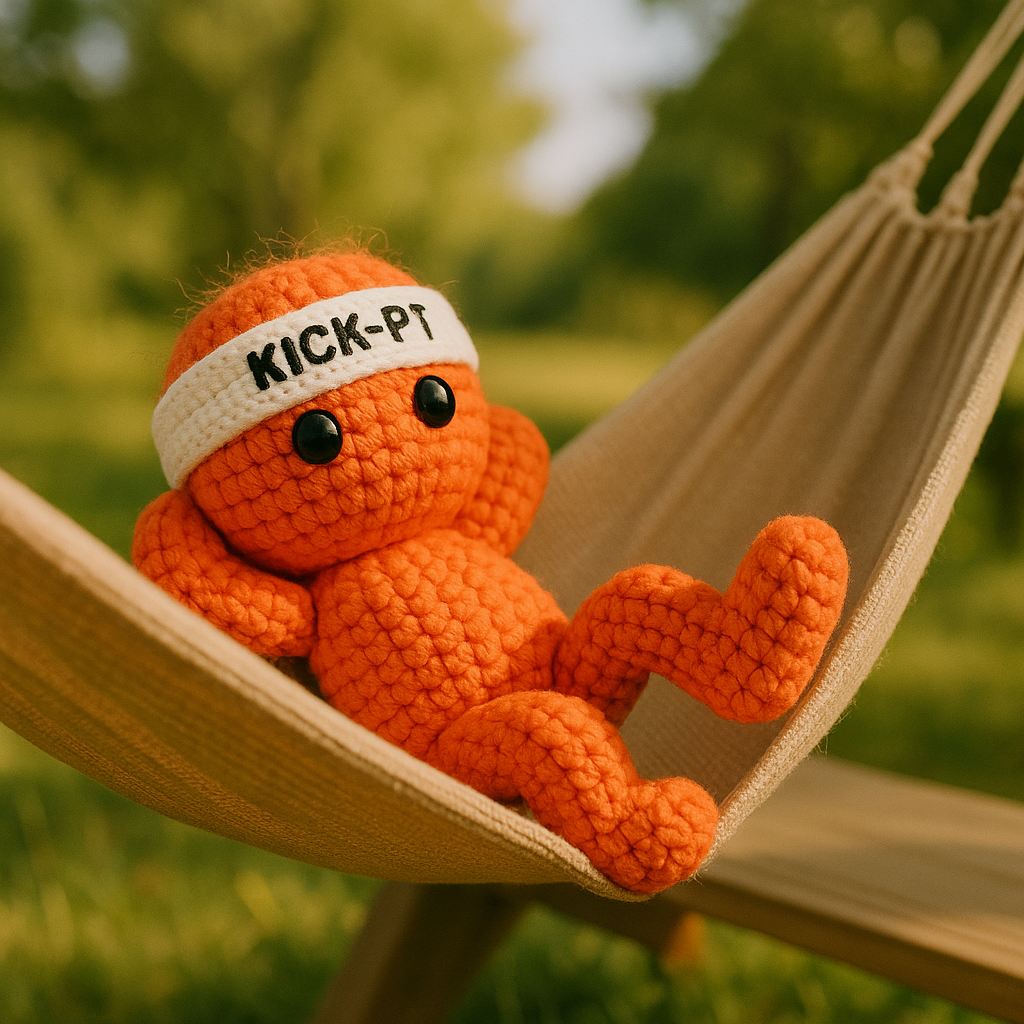 Kick-PT mascotte ontspant in hangmat na buitentraining in Amstelveen