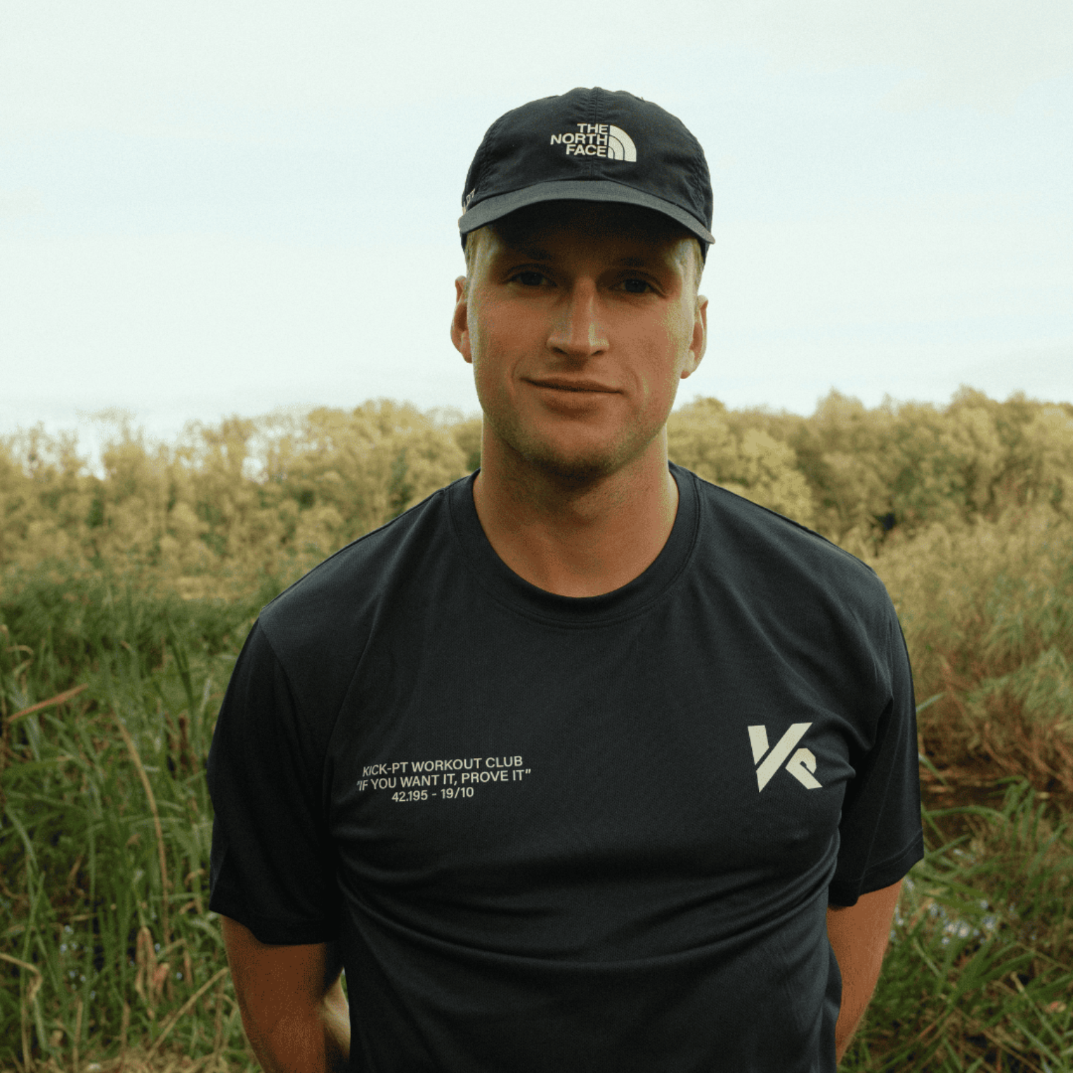 Kick-PT personal trainer met pet en zwart shirt — jouw coach voor persoonlijke begeleiding in Amstelveen en omgeving.