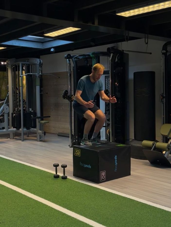 Indoor personal training bij Kick-PT met box jumps voor explosieve kracht en coördinatie.