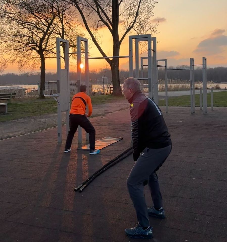 Personal training in de buitenlucht bij zonsopgang in Amstelveen met battle ropes, gericht op kracht en conditie.