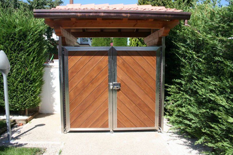 cancello in ferro con elementi in legno