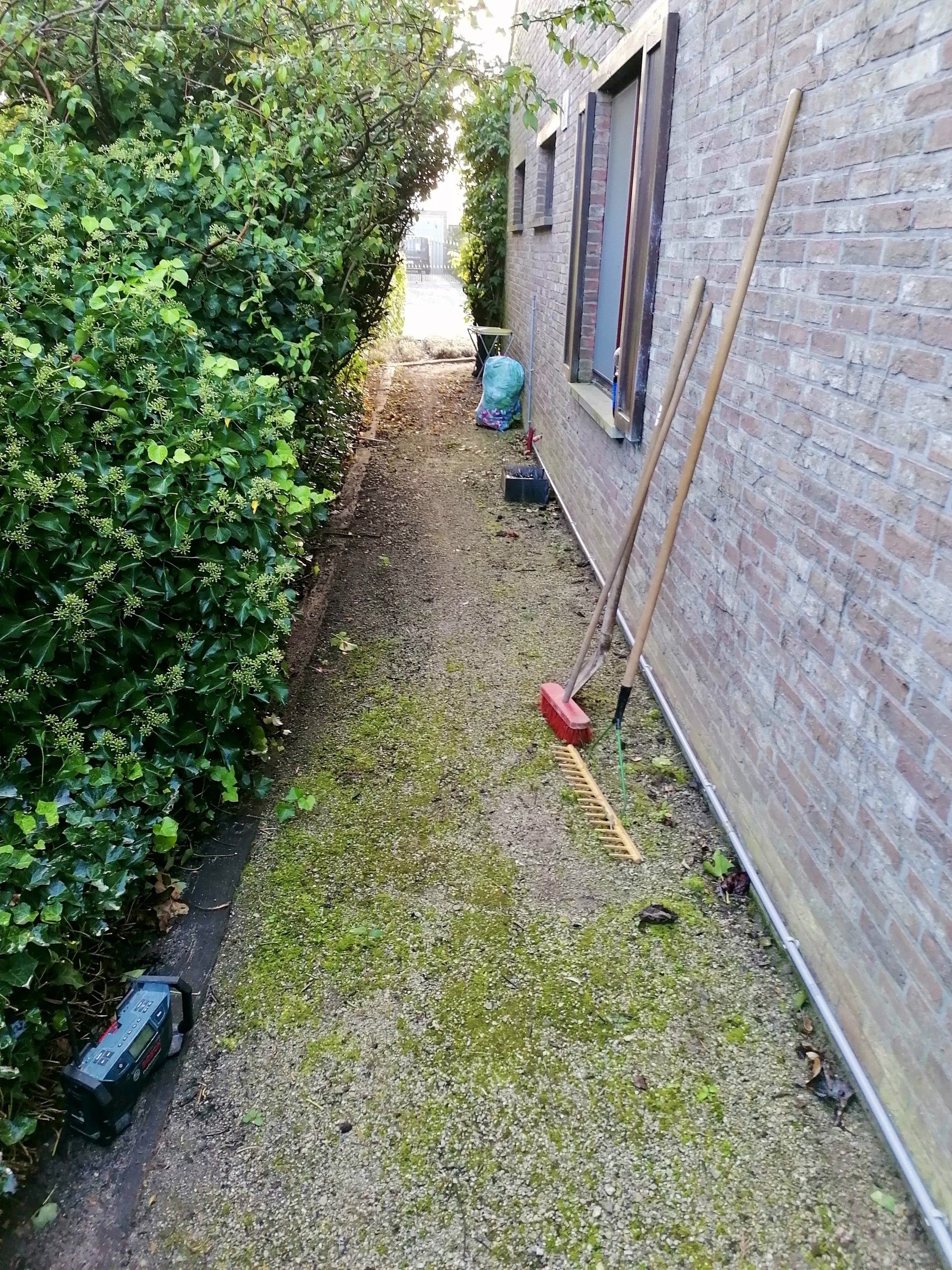Onafgewerkt grind tuinpad naast huis