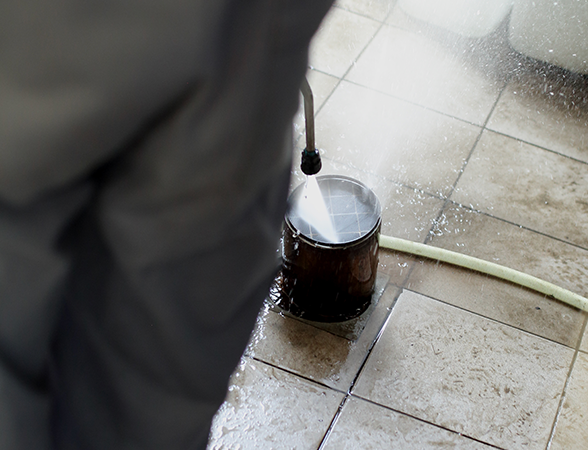 A person is cleaning a dpf filter with a high pressure washer.