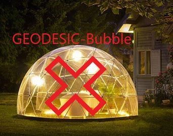 Eine Bubble liegt im Gras vor einem Haus.