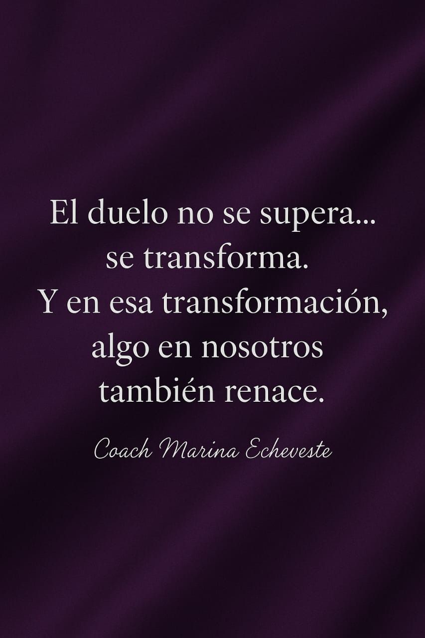 Cita sobre fondo morado oscuro: «El dolor transforma, algo en nosotros renace». - Entrenadora Marina Echeverría