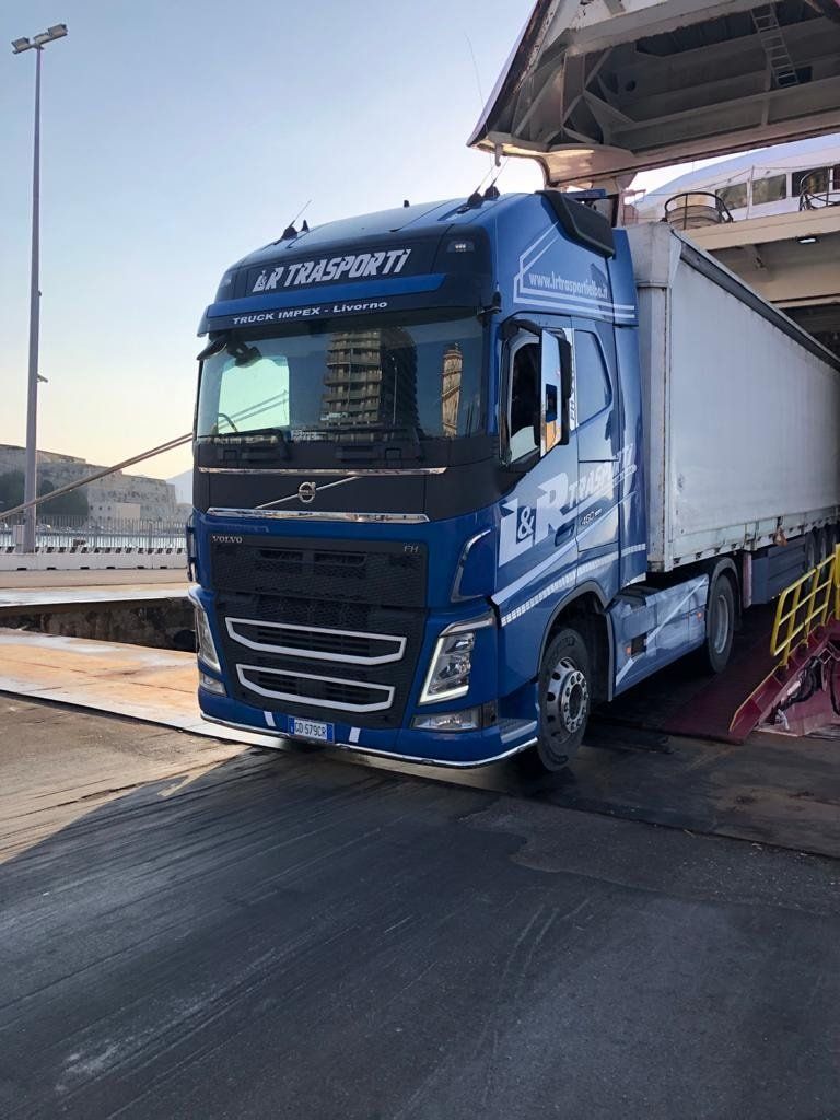 Furgone su traghetto