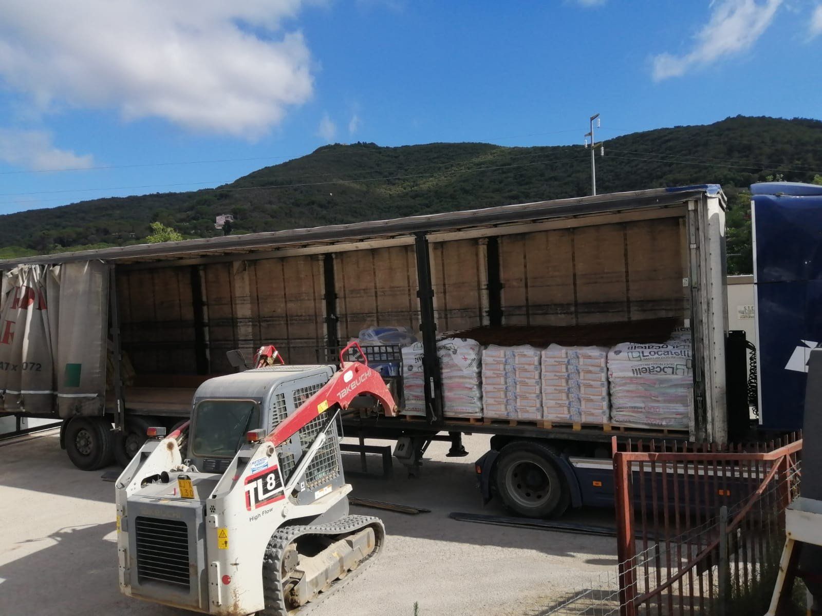 Carico merci su furgone