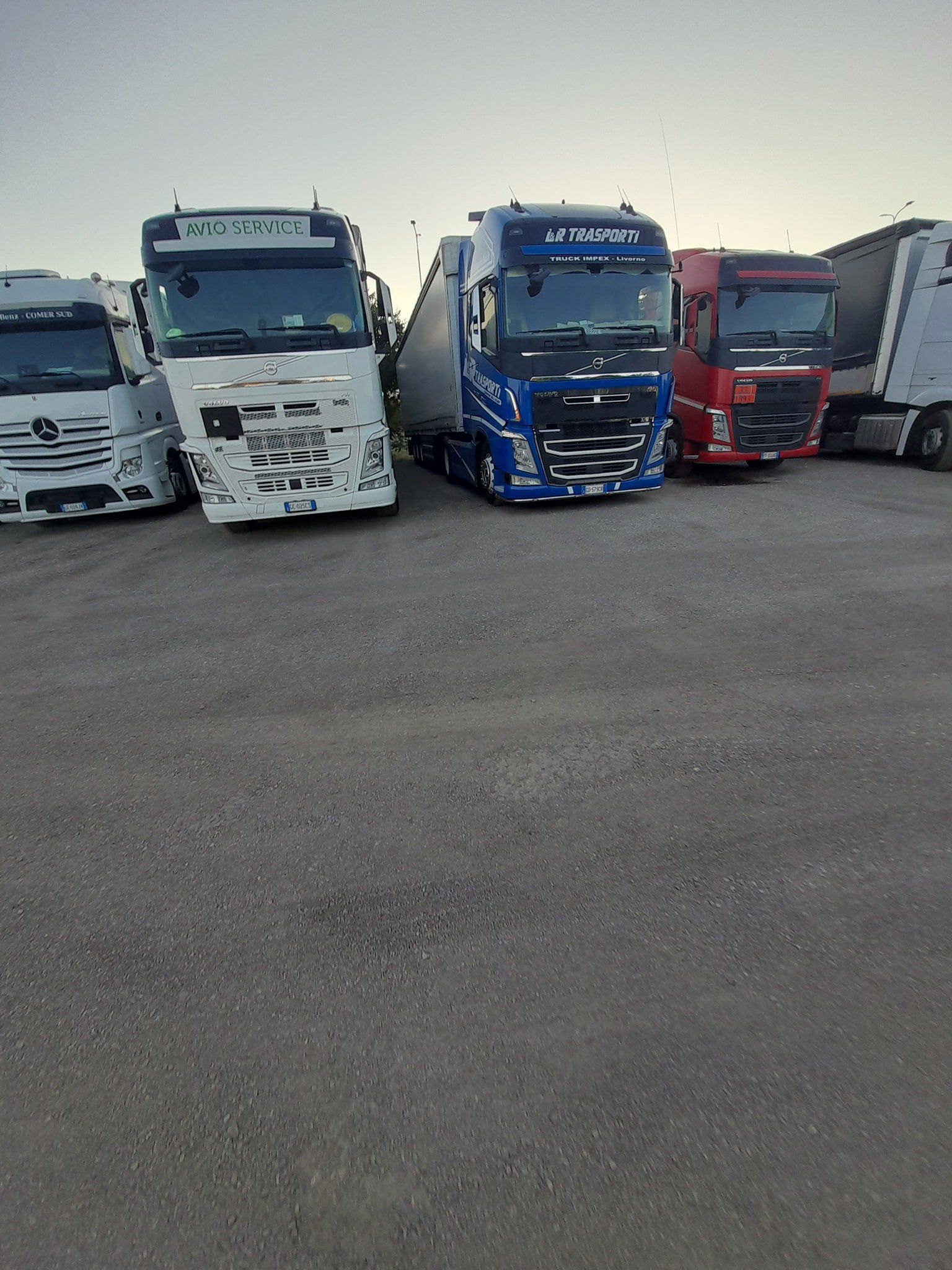 Parco auto con furgoni