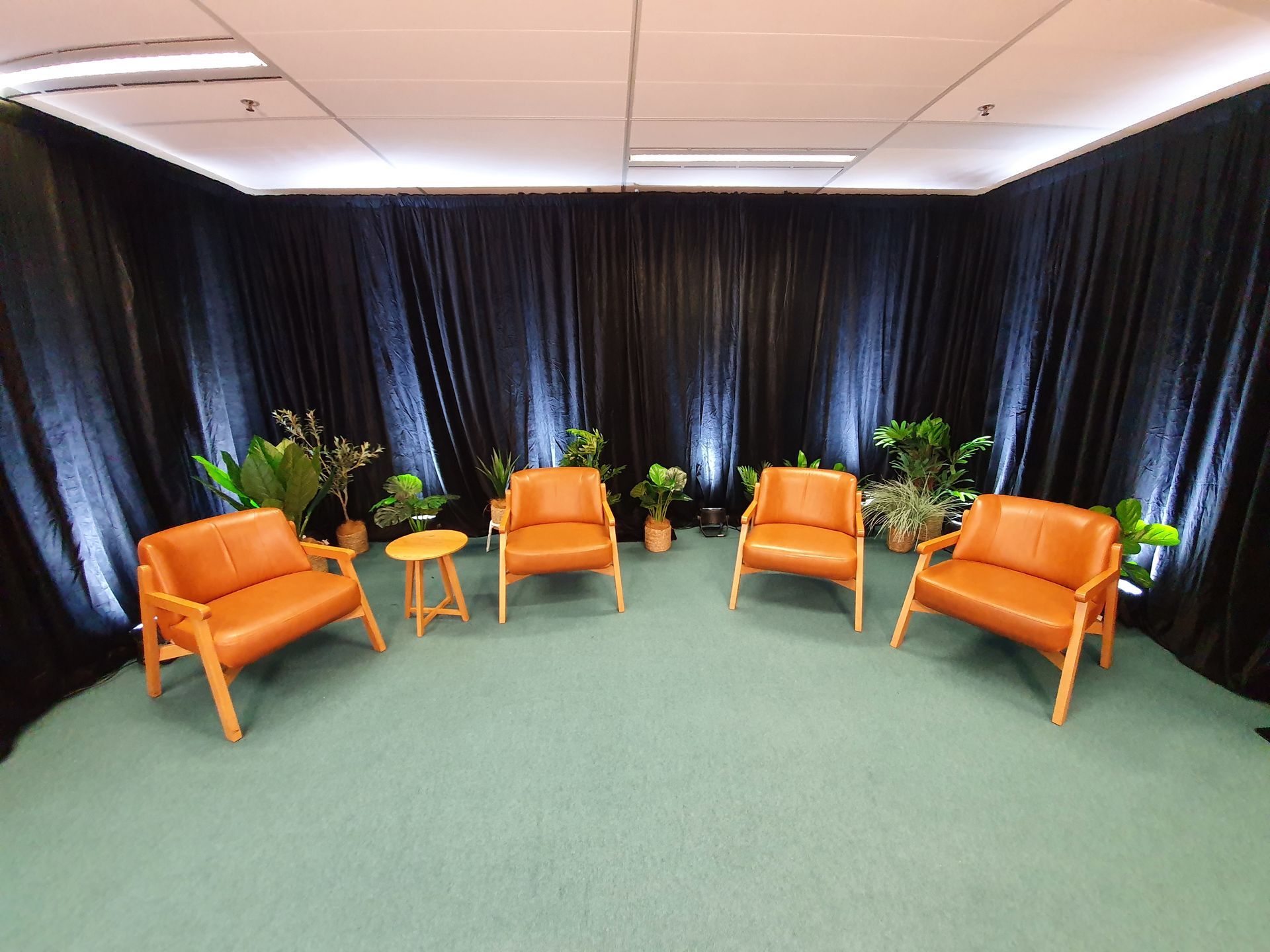 Velvet drapes
Truss
Telescopic ground support
Chain motors