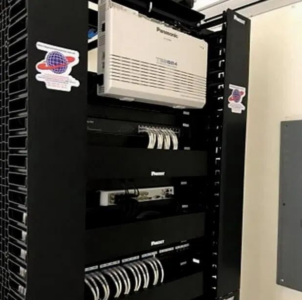 Un estante con una caja Panasonic encima.