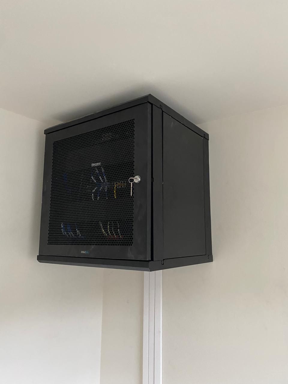 Un armario negro cuelga del techo de una habitación.