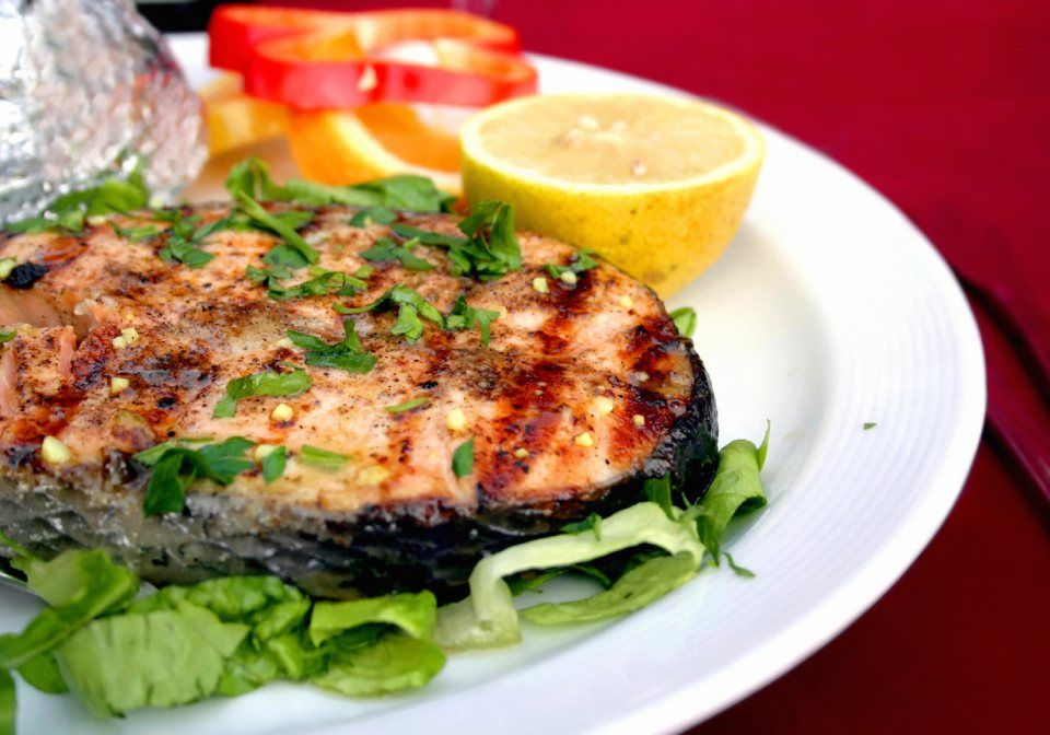 pesce spada alla griglia con prezzemolo e limone