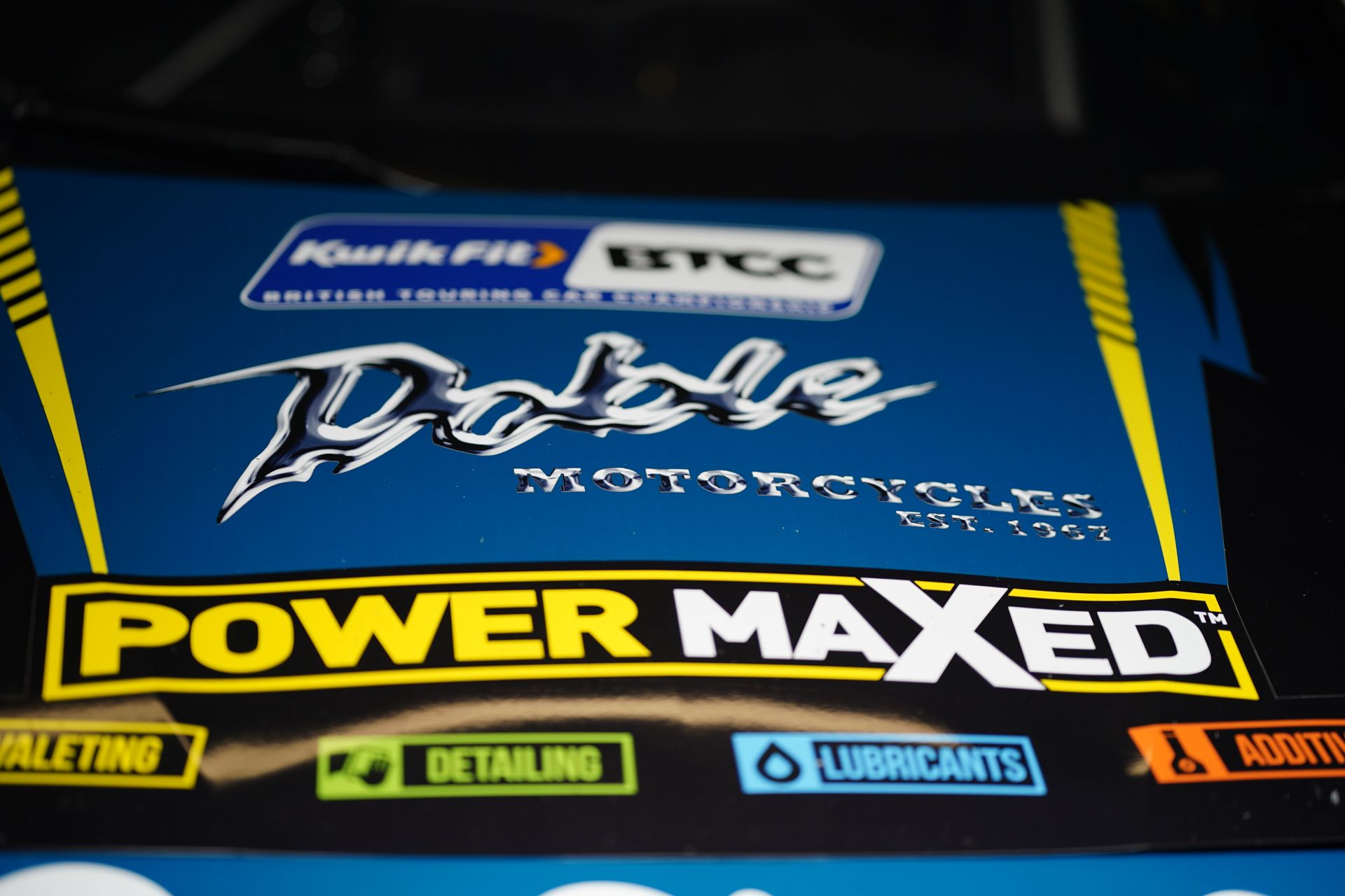 A blue sign that says power maxed on it