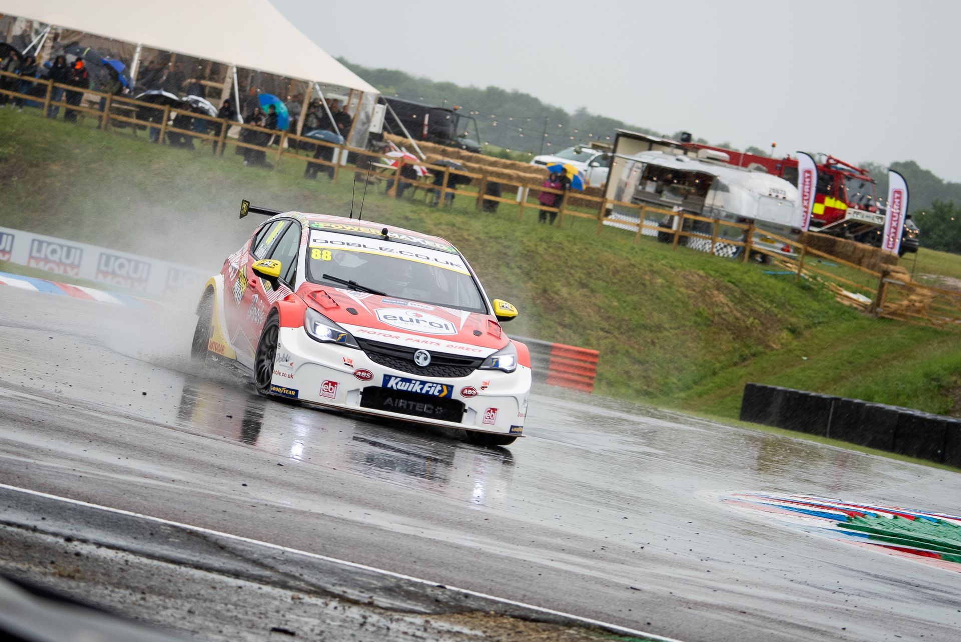 Mikey Doble on a wet Qualifying lap at Thruxton 2025 around the Chicane