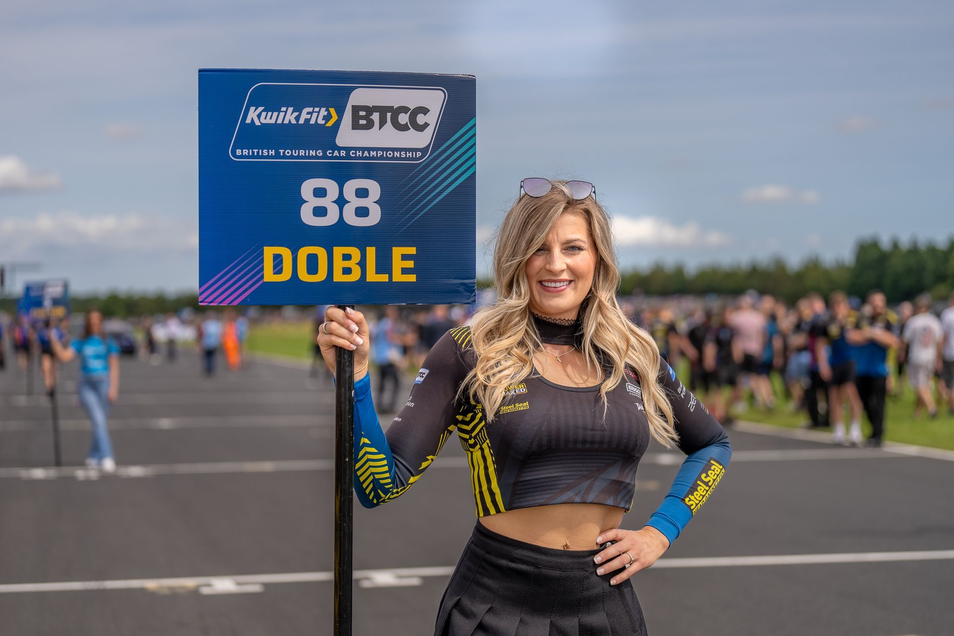 A woman is holding a sign that says `` 88 doble ''.