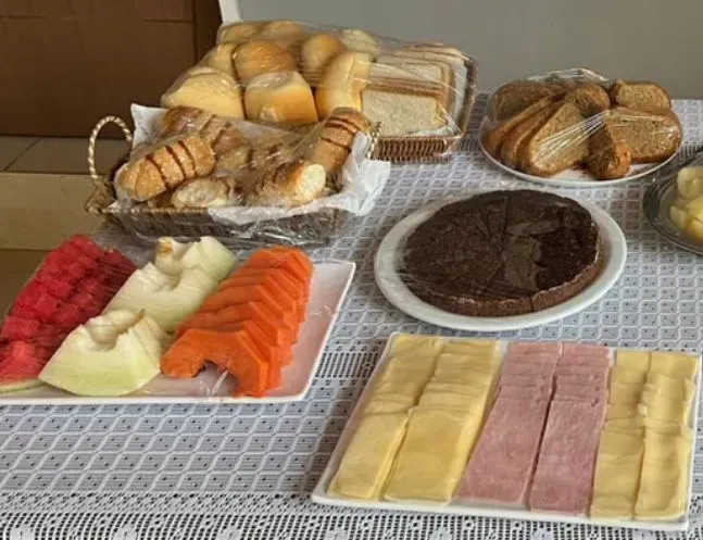Há muitos tipos diferentes de comida na mesa. Pousada Golfinho Fernando de Noronha