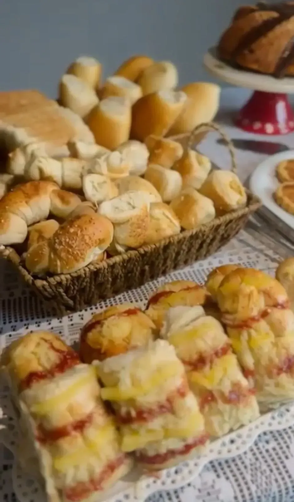 Uma mesa coberta com uma variedade de pães e doces Pousada Golfinho Fernando de Noronha