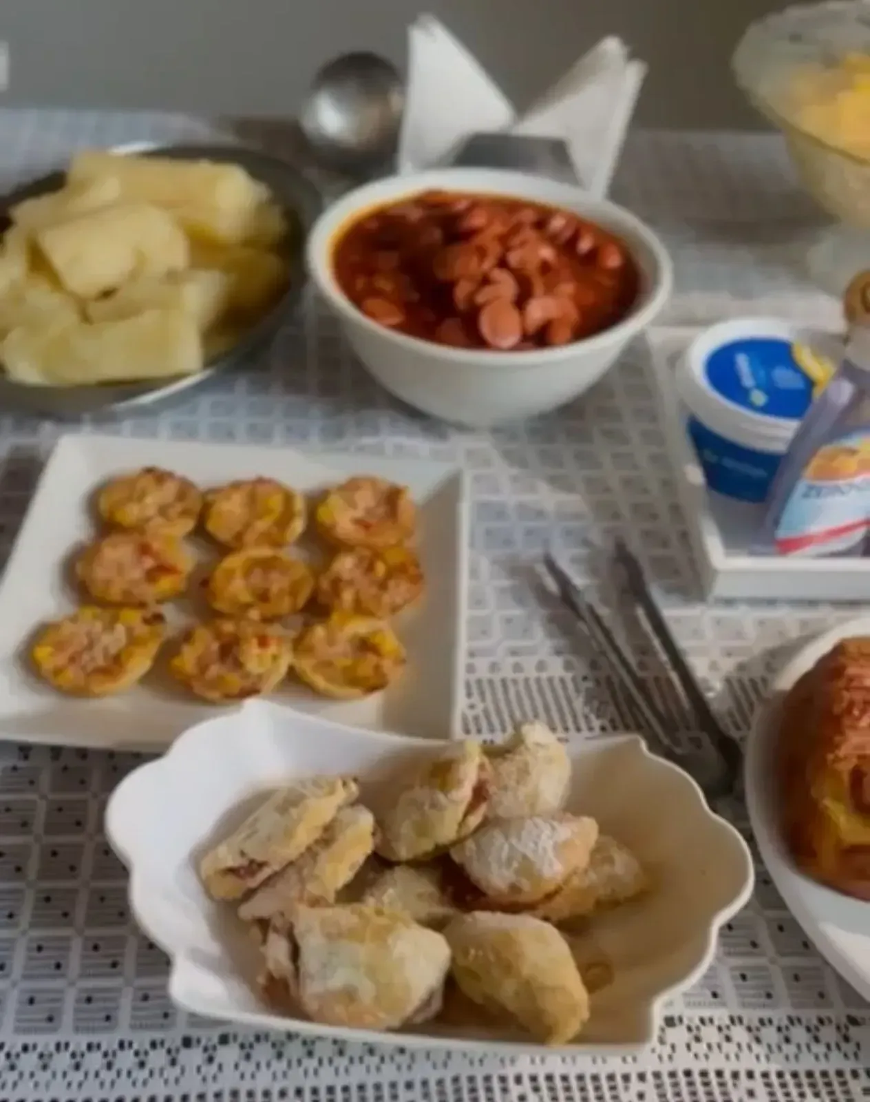 Uma mesa coberta com pratos de comida e uma tigela de feijão Pousada Golfinho Fernando de Noronha