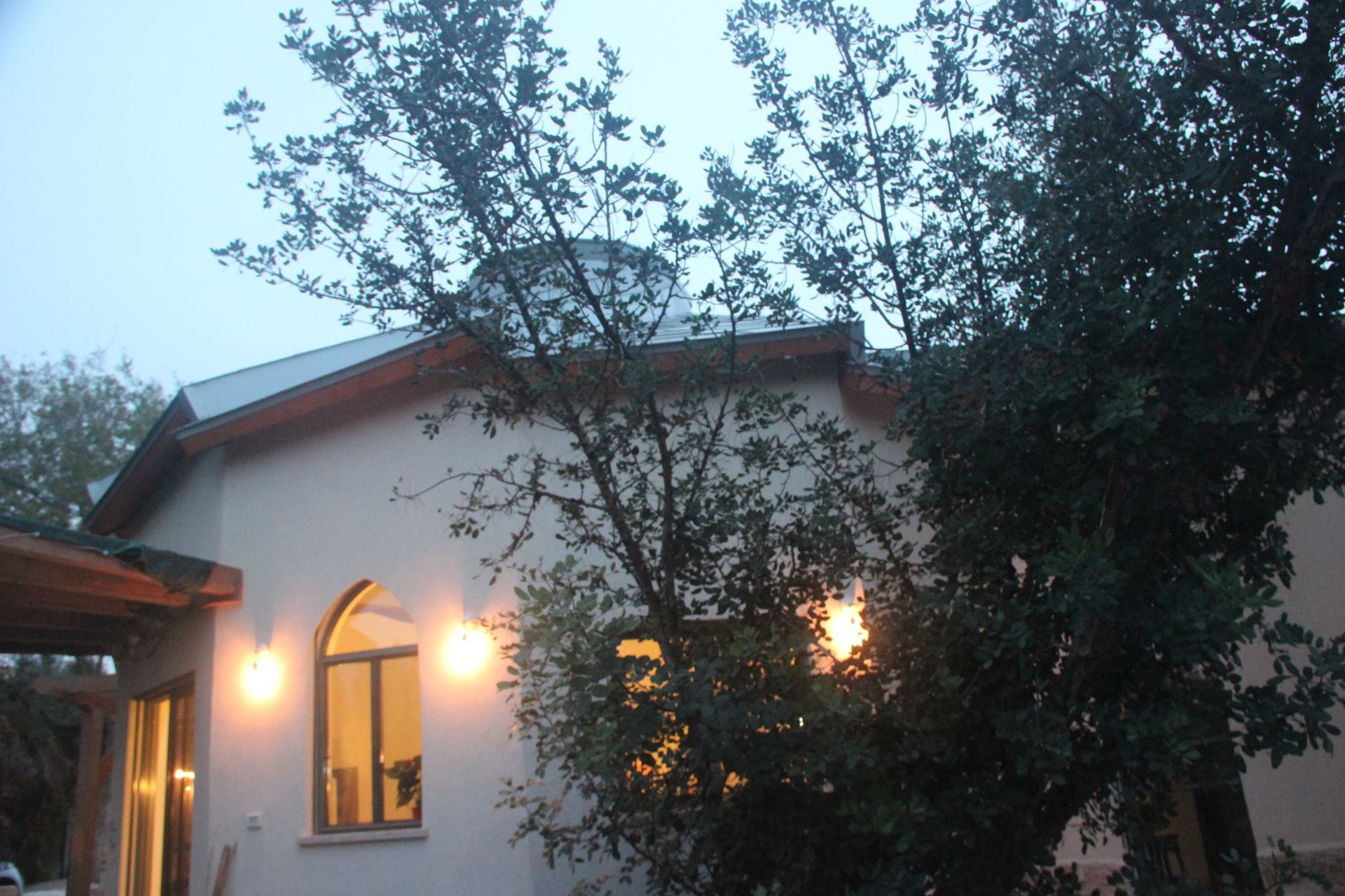 בית בשיטת בניה עתיקה הנקראת 'טימברפריים' המשולבת בטכניקת בניה מתקדמת בחומרים קלים. https://www.youtube.com/watch?v=SGFYX1GhQu0&t=1s