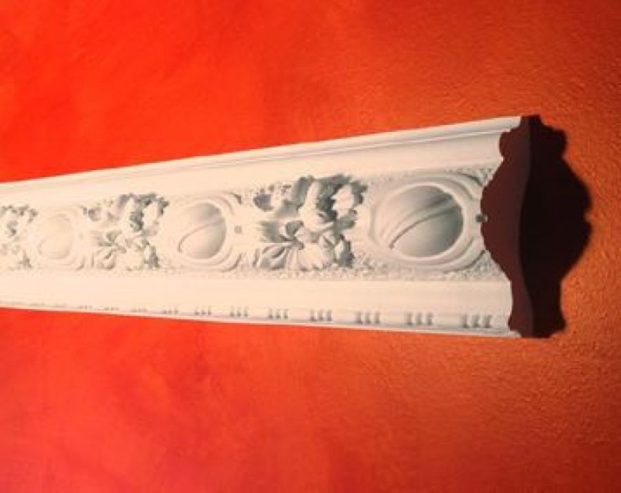 Cornice in gesso