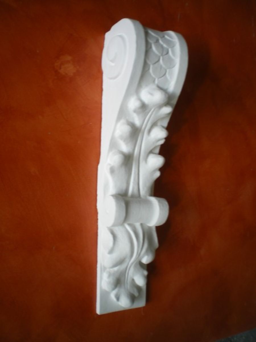 Capitello a muro in gesso