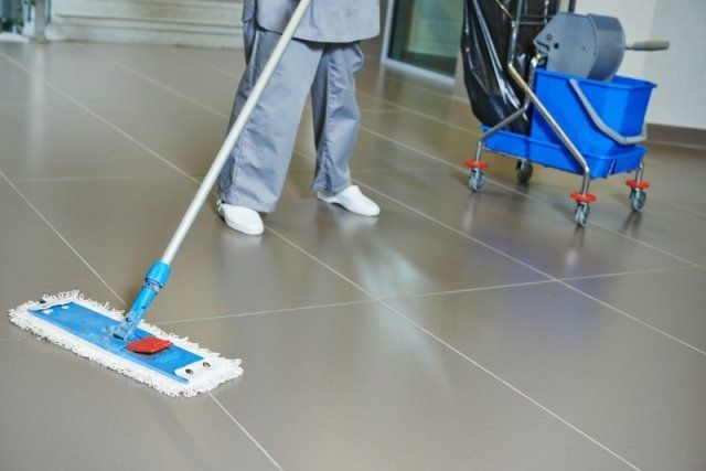 igienizzazione e pulizia di pavimenti di ambienti sanitari
