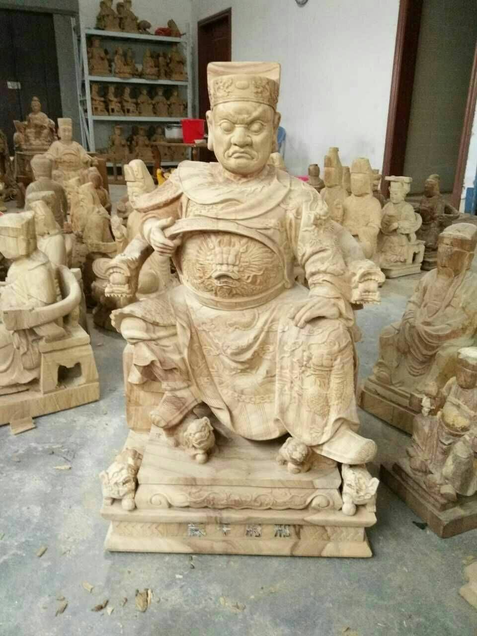 工作室裡一尊巨大的石雕神像,周圍環繞著一些較小的未完成雕塑。