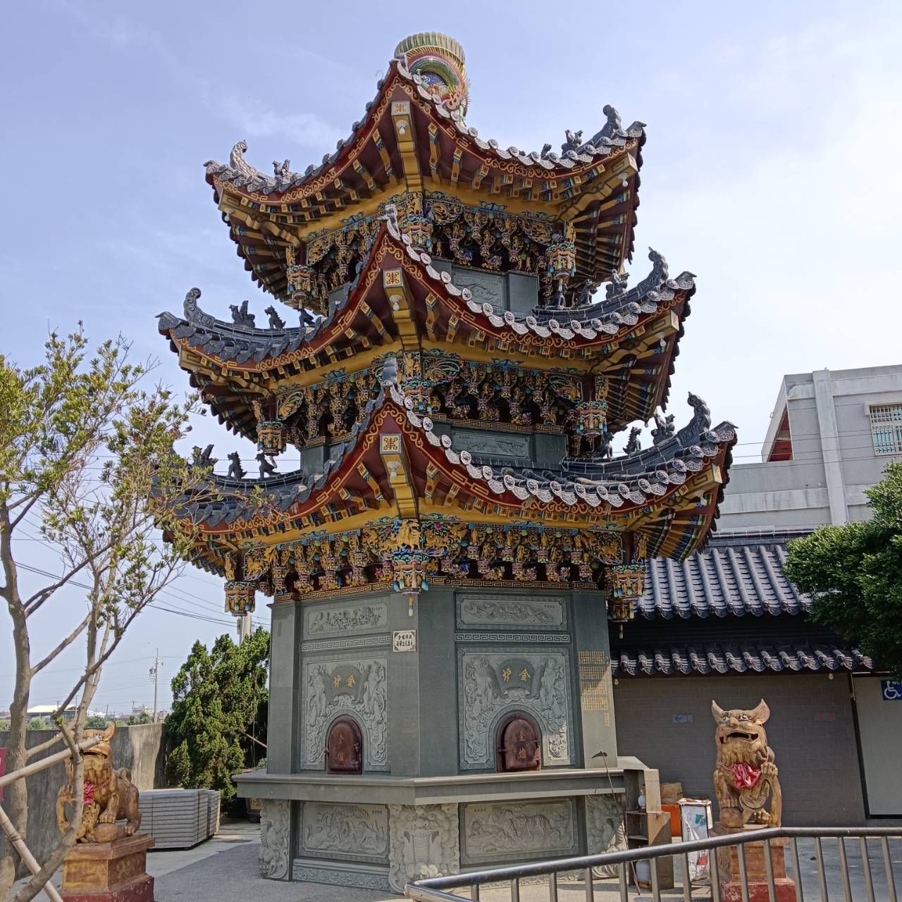 精美的多層中國式寺廟亭台,飾有色彩繽紛的龍紋,並配有石砌庭院底座。