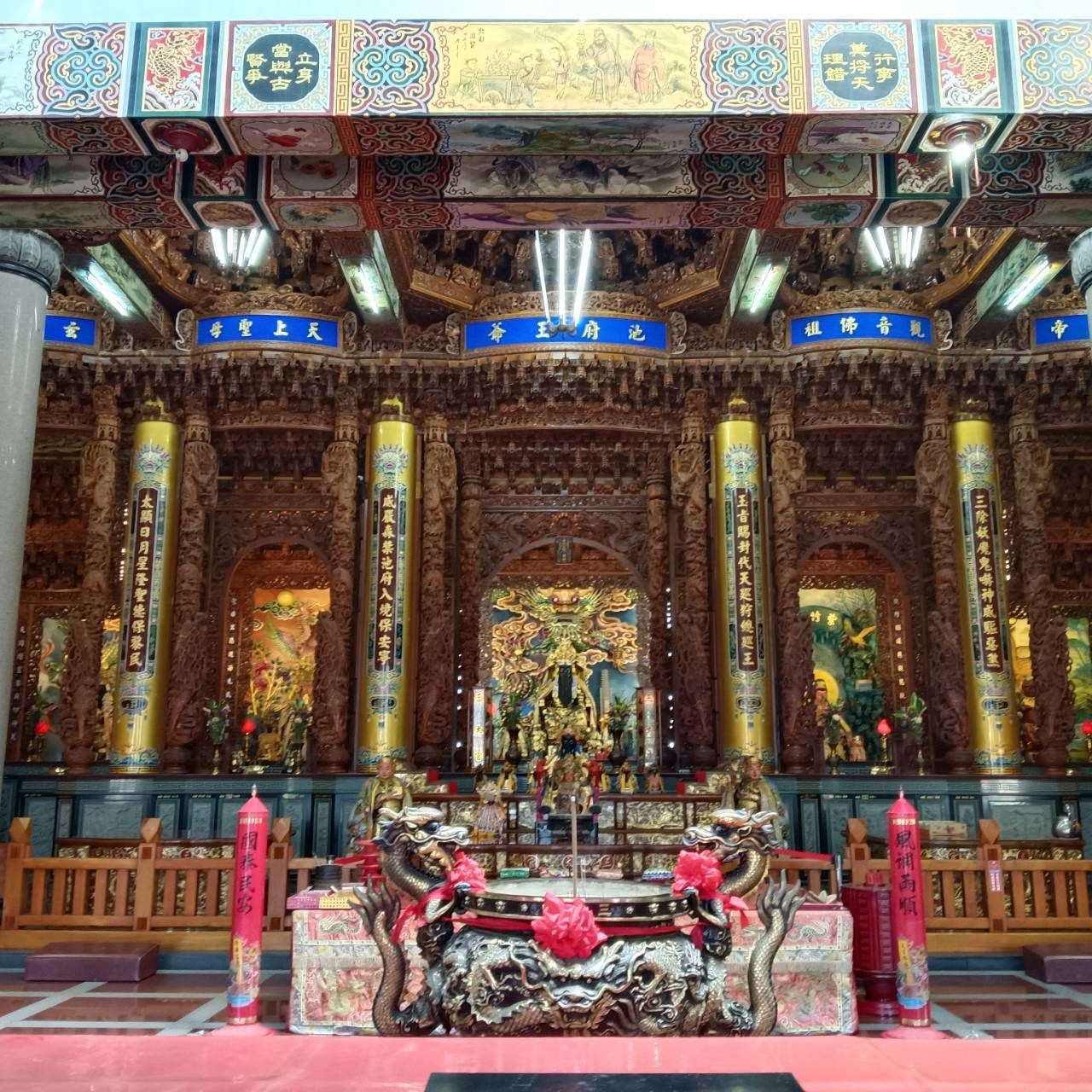 寺廟內有一座裝飾華麗的祭壇,祭壇由雕刻精美的木頭、鍍金的柱子和色彩鮮豔的裝飾板組成。