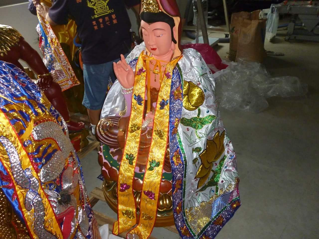 身著華麗金銀傳統服飾的人,在室內參加慶祝活動