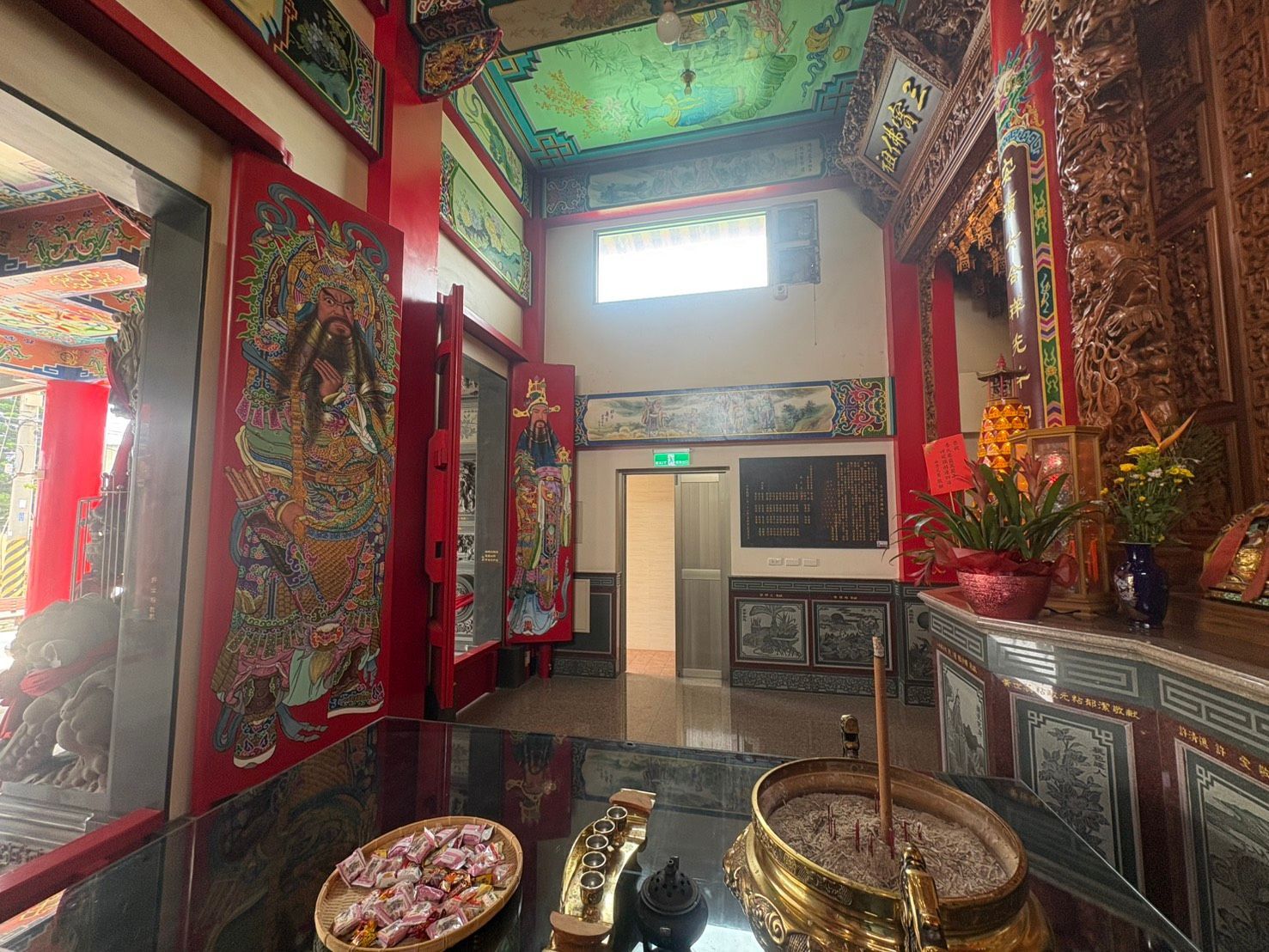 裝飾華麗的寺廟內部有紅色柱子、金色裝飾、祭壇和香爐。