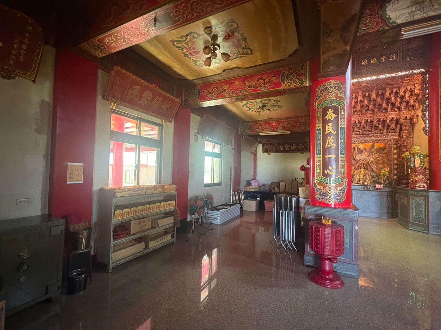 寺廟內部色彩斑斕,有華麗的紅色柱子、金色的天花板裝飾,盡頭還有祭壇。