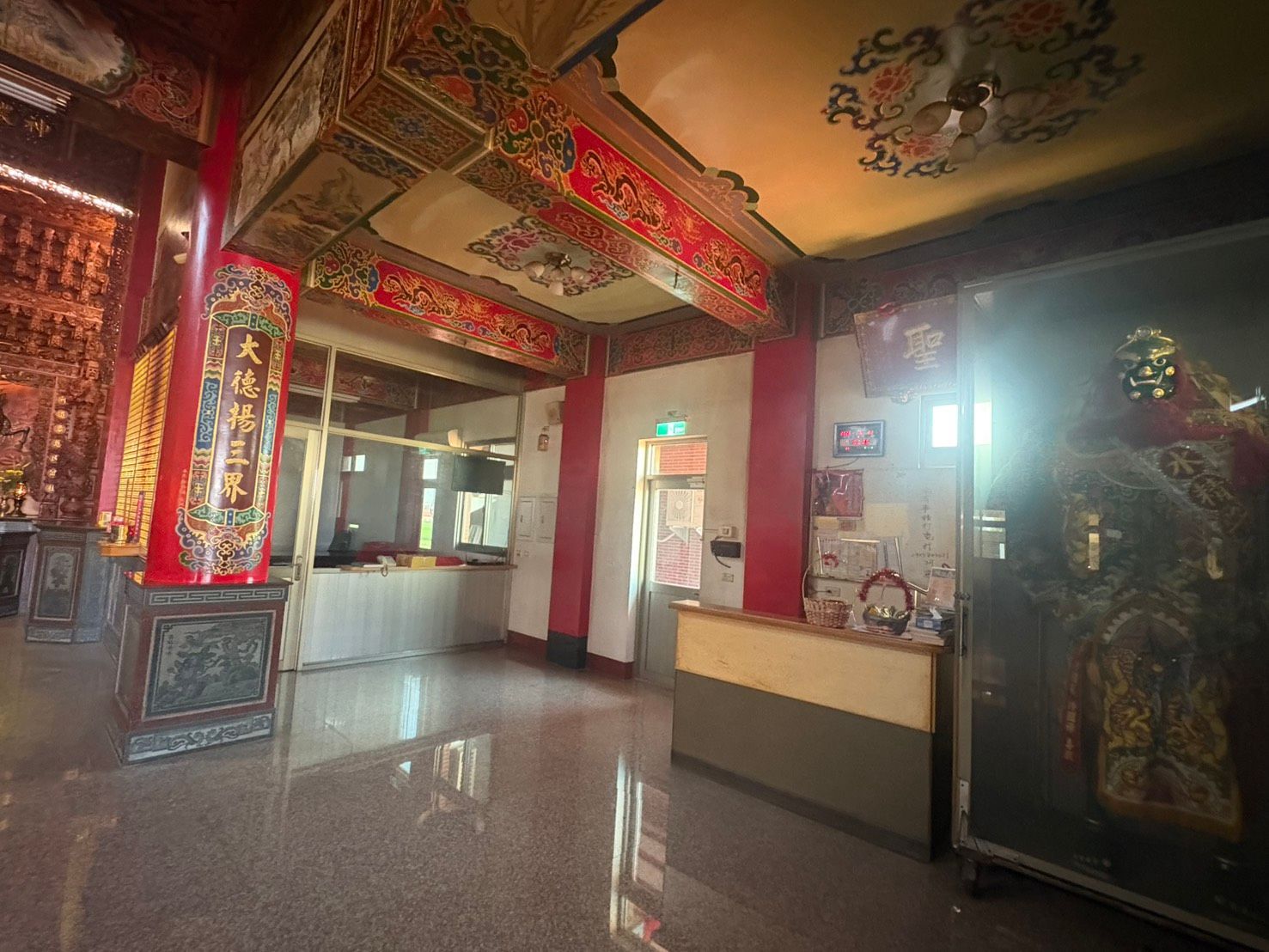 寺廟內部裝潢華麗,以紅色和金色為主色調,地板光潔,並設有玻璃展示櫃。