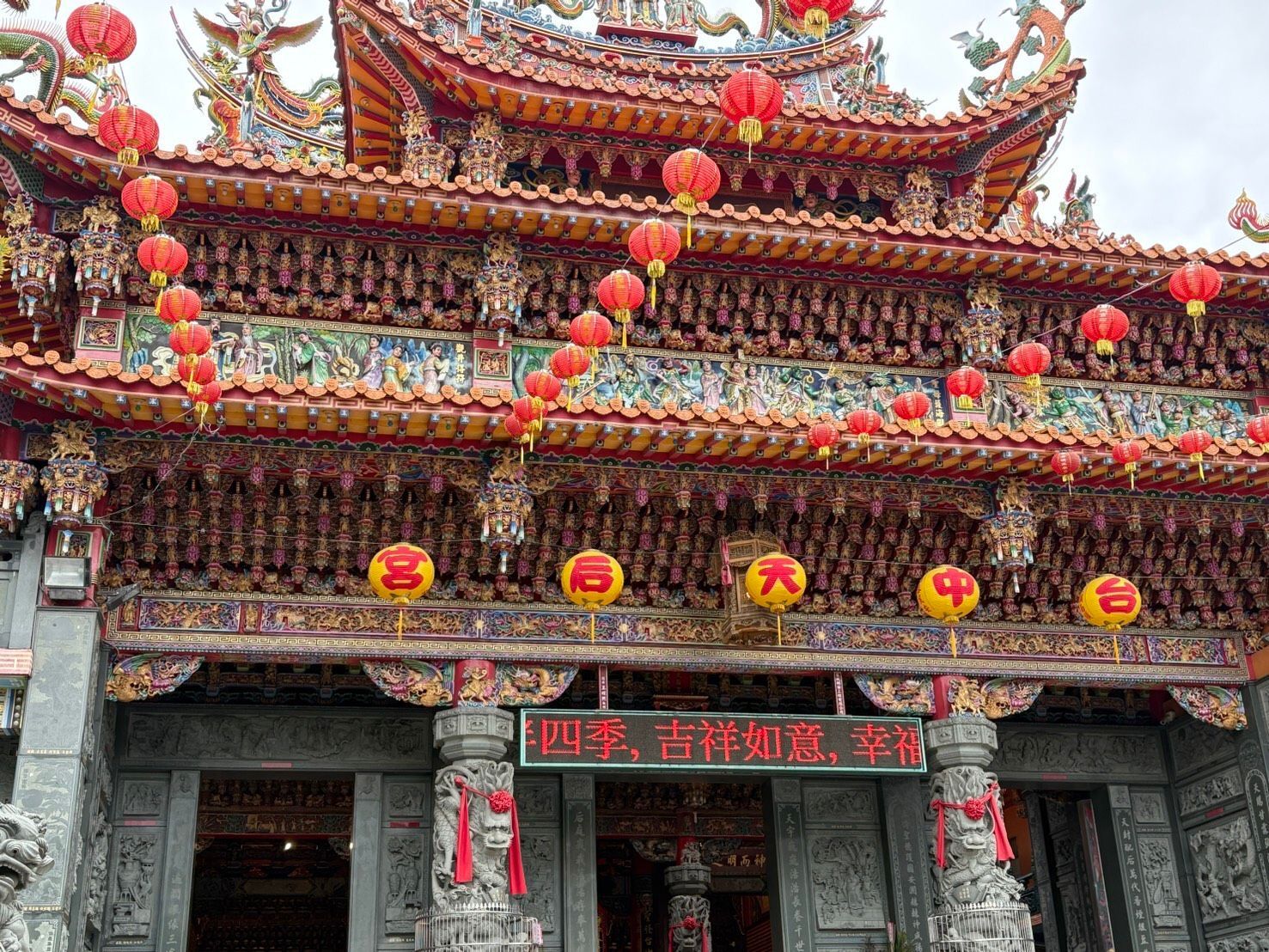 華麗的傳統中國寺廟正面,掛著紅燈籠,雕刻精美