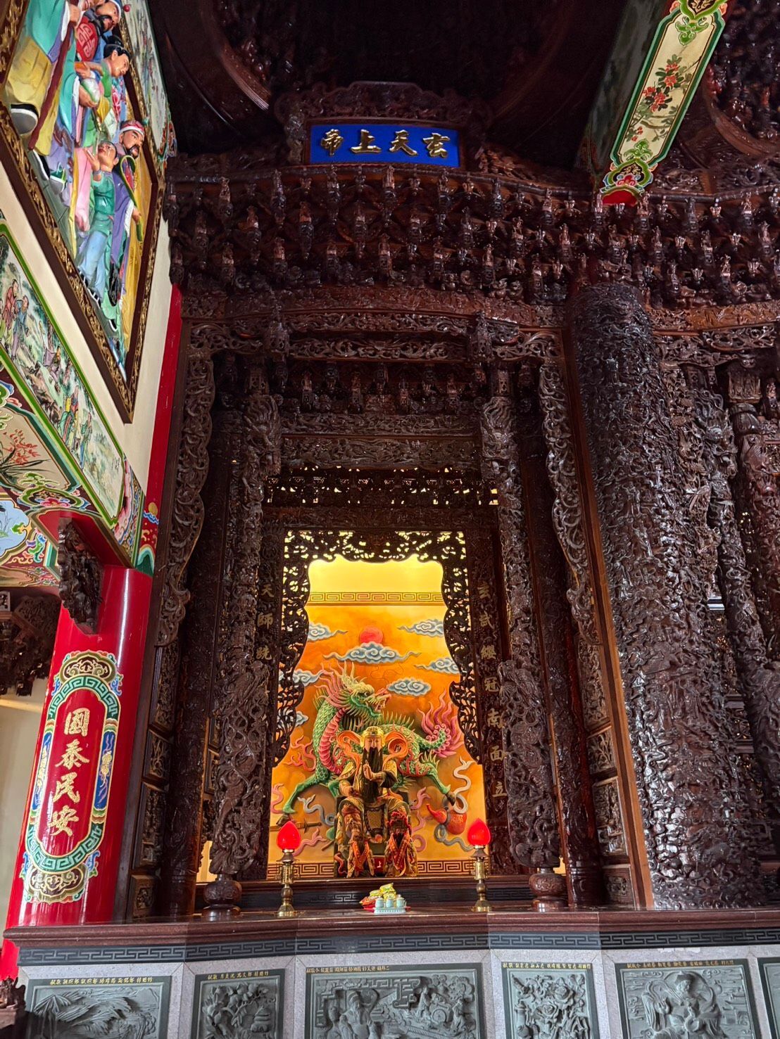 裝飾華麗的寺廟祭壇,擺放著閃閃發光的金色神像,還有雕花木門。