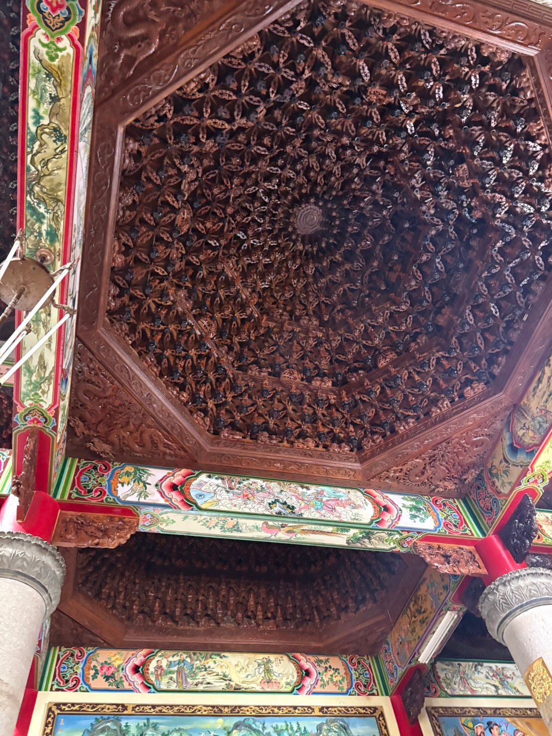 歷史建築內部裝潢華麗,雕刻木質天花板,搭配色彩繽紛的花卉橫樑和立柱。