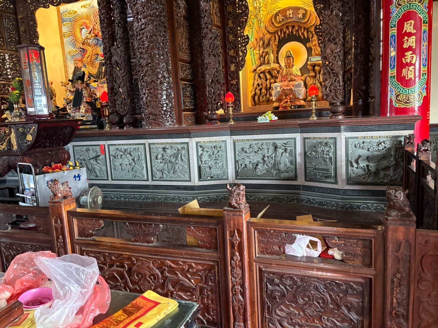 寺廟內部裝飾華麗的佛教祭壇,擺放著佛像、蠟燭和供品。