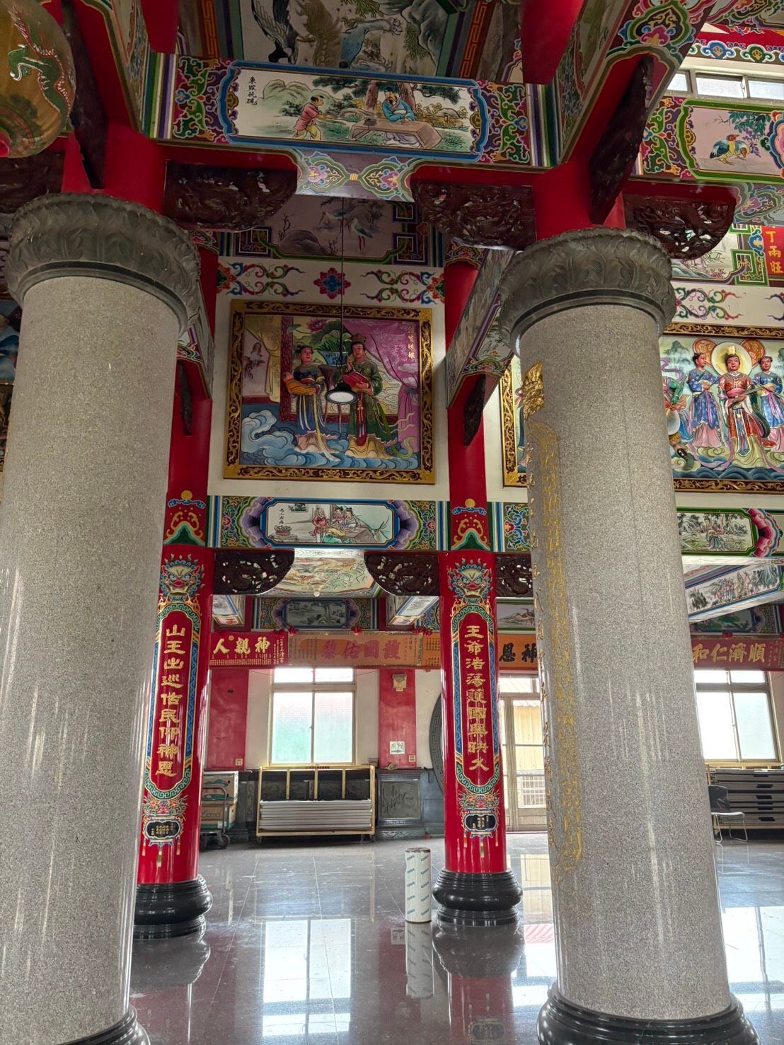 寺廟內部裝潢華麗,有塗成紅色的柱子、巨大的石柱和光潔的地板。