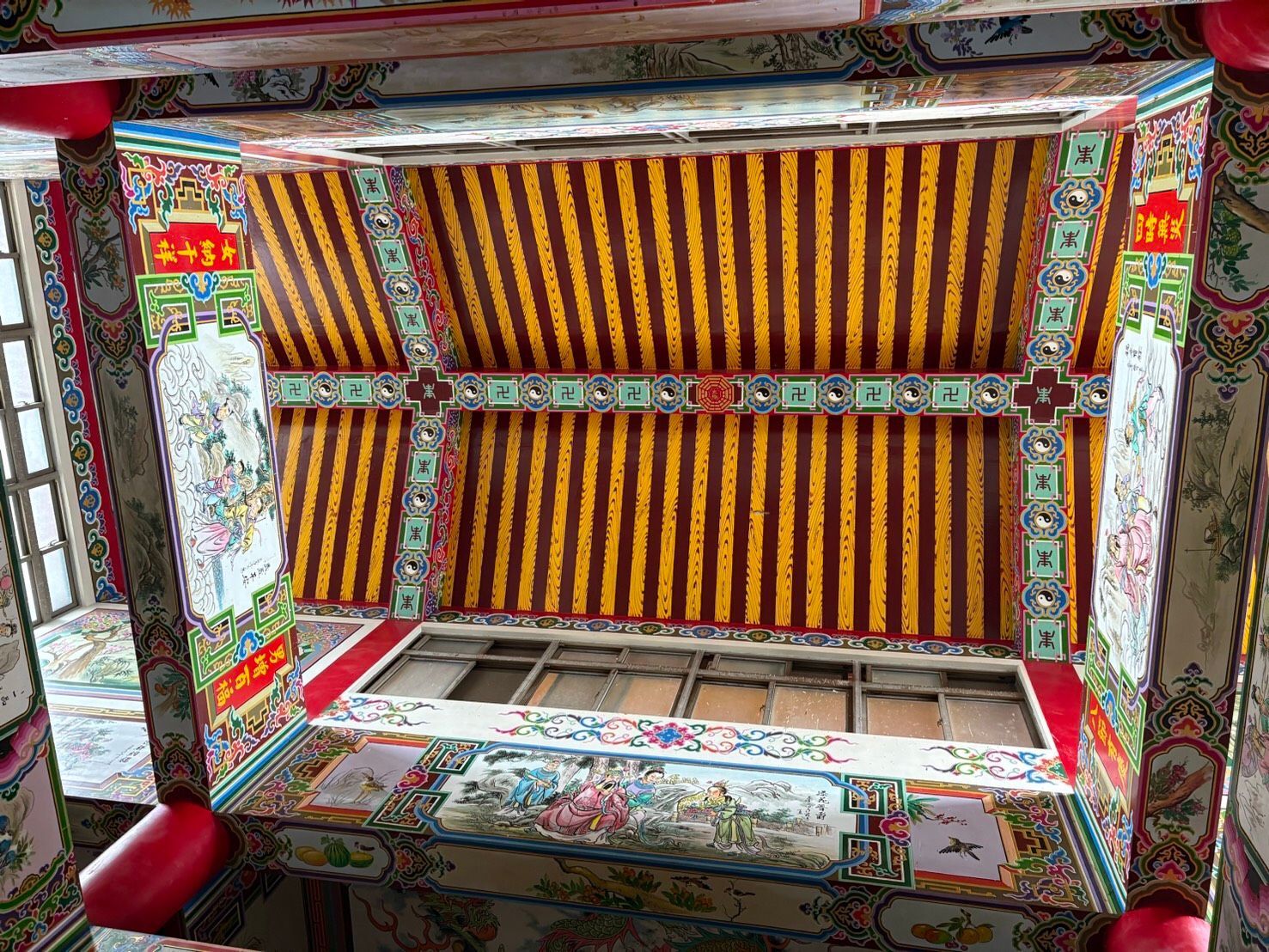 裝飾精美的建築結構內部,色彩繽紛的彩繪木質天花板和橫樑。