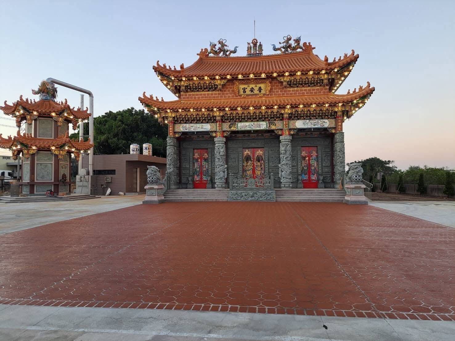 黃昏時分，華麗的中國寺廟及其紅磚庭院映入眼簾。