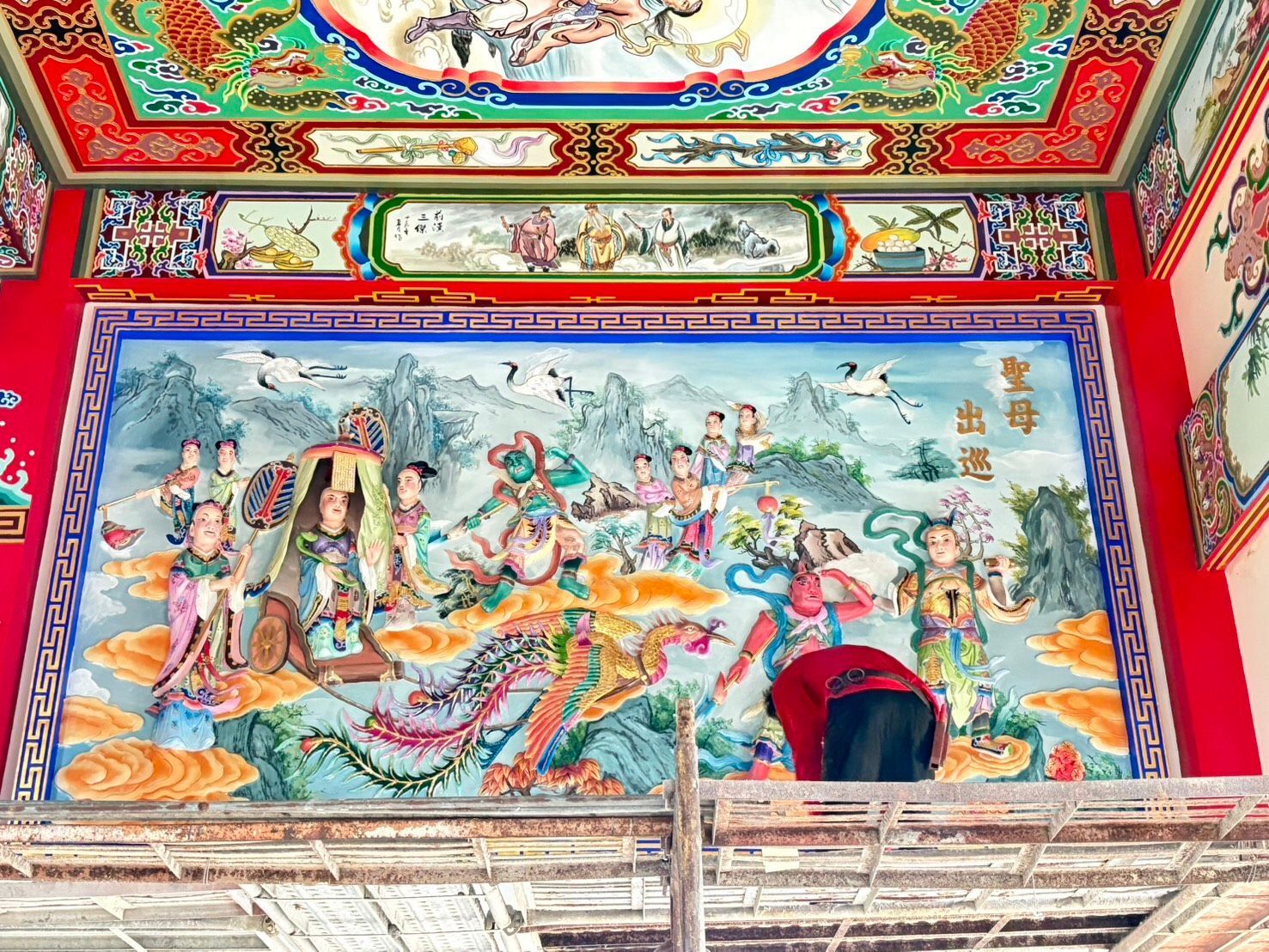 色彩繽紛的寺廟壁畫,描繪了印度教諸神,上方是紅、藍、金三色彩繪的天花板。