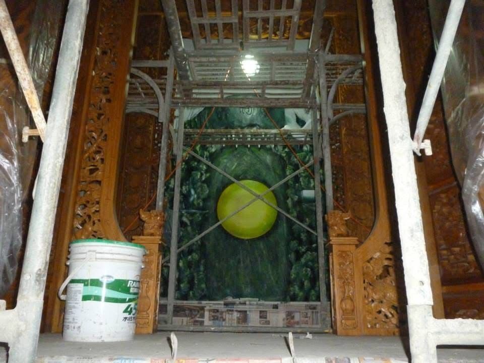 開放式樓梯間,金屬門後有一個亮綠色的球,前景中擺放著白色水桶。