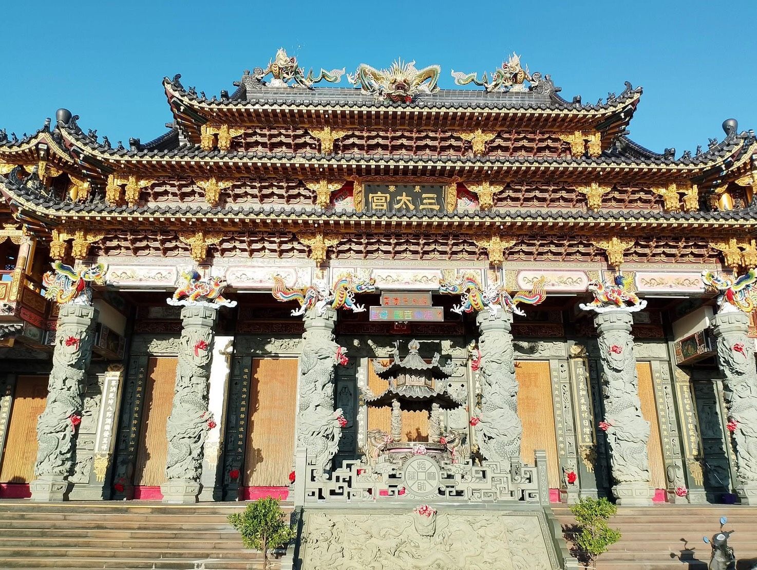藍天映襯下,精美的傳統中國寺廟,雕花柱子和金色屋頂細節令人嘆為觀止。