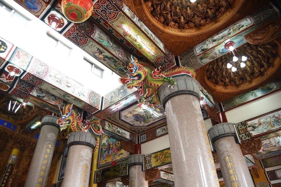 寺廟內部裝飾華麗,有色彩繽紛的彩繪天花板、雕刻精美的柱子和懸掛的燈籠。